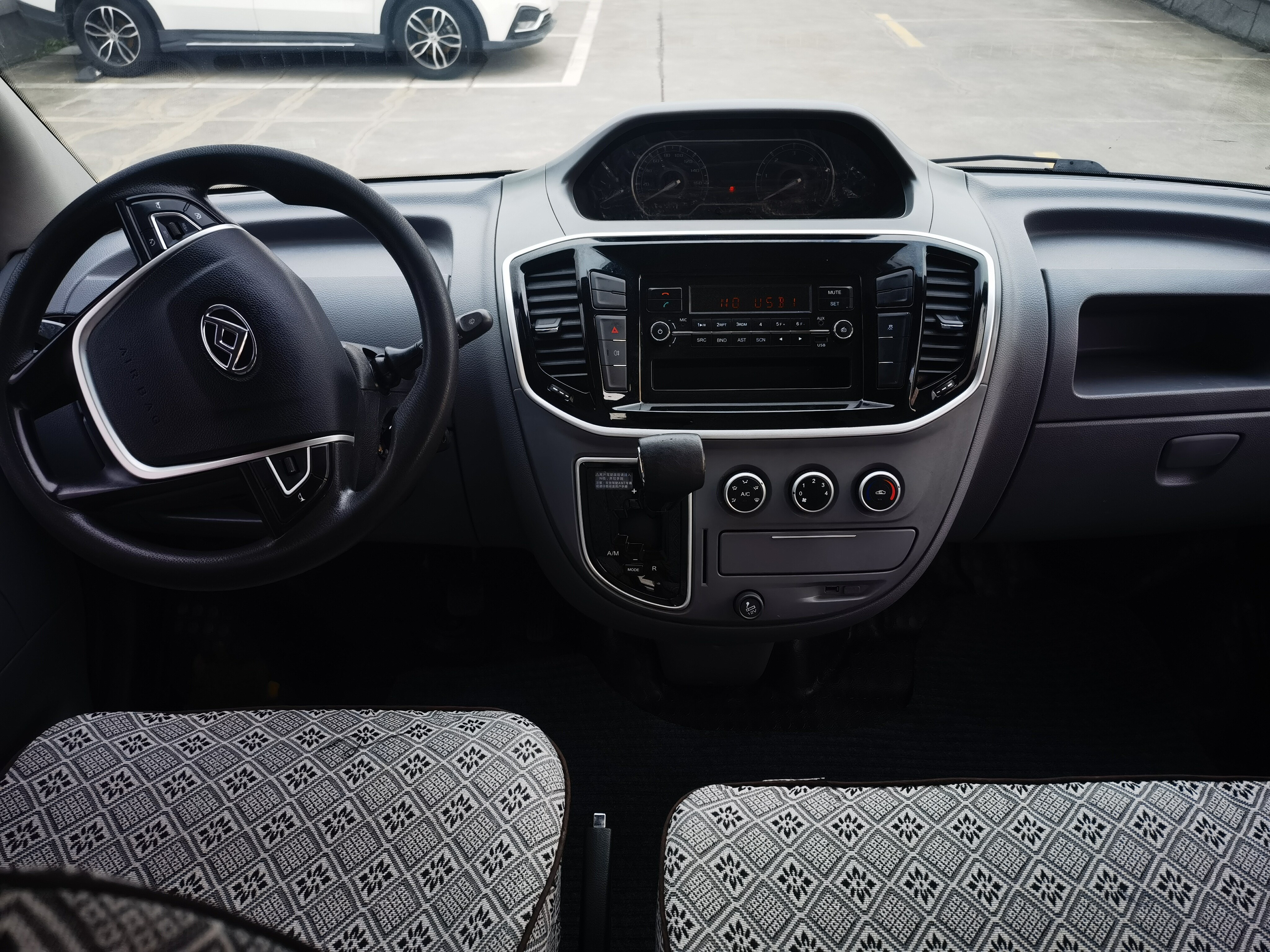 内饰干净,底板平整,铺有不绣钢板,接受任何检测,实际车况,实际年限!